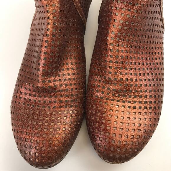 Free People Perforated Metallic Coppery Booties Back Zip Boho Western Size 39 - Picture 13 of 15